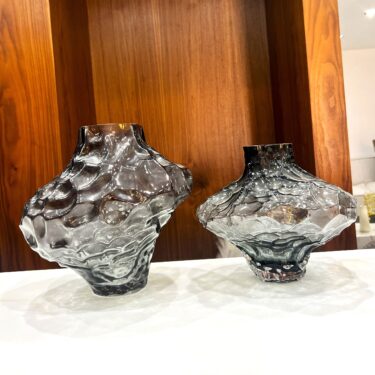 Set de 2 Vases Sculpturaux en Verre Fumé – Duo d'Art Contemporain