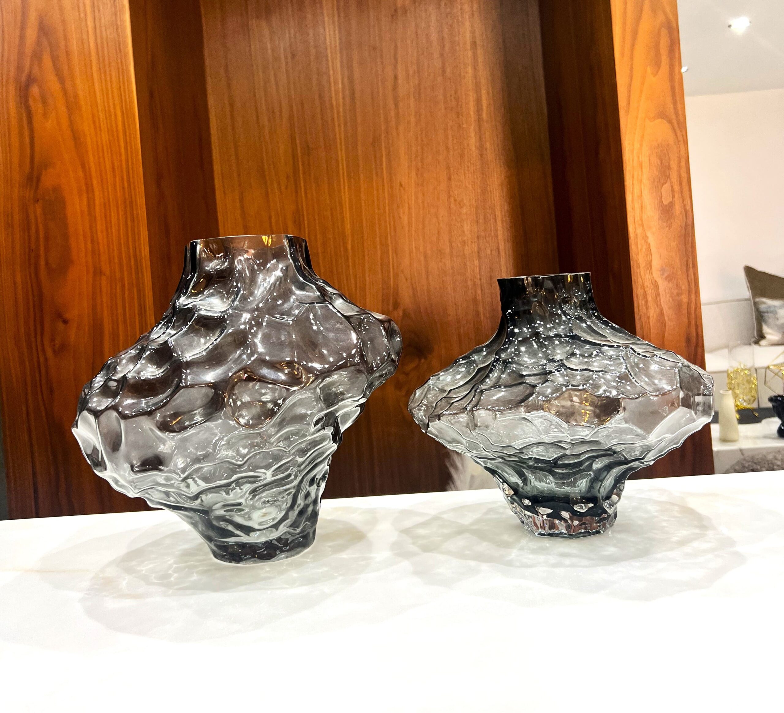 Set de 2 Vases Sculpturaux en Verre Fumé – Duo d'Art Contemporain