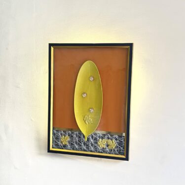Tableau 3D 80x60 cm - Décoration Murale Feuille Dorée Sculptée, Fleurs Perles et Résille Argentée sur Fond Terracotta