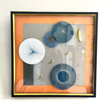 Tableau 3D Carré 80x80 cm - Décoration Murale Disques en Fils Tendus, Poissons Dorés et Fond Orange Terracotta