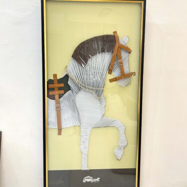 Tableau 3D Grand Format 160x80 cm - Décoration Murale Cheval Équestre en Fils Tendus, Cuir Camel, Chaîne Dorée et Fond Crème