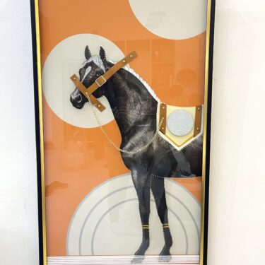 Tableau 3D Grand Format 160x80 cm - Décoration Murale Cheval Équestre de Luxe, Cuir, Chaîne Dorée et Fond Orange