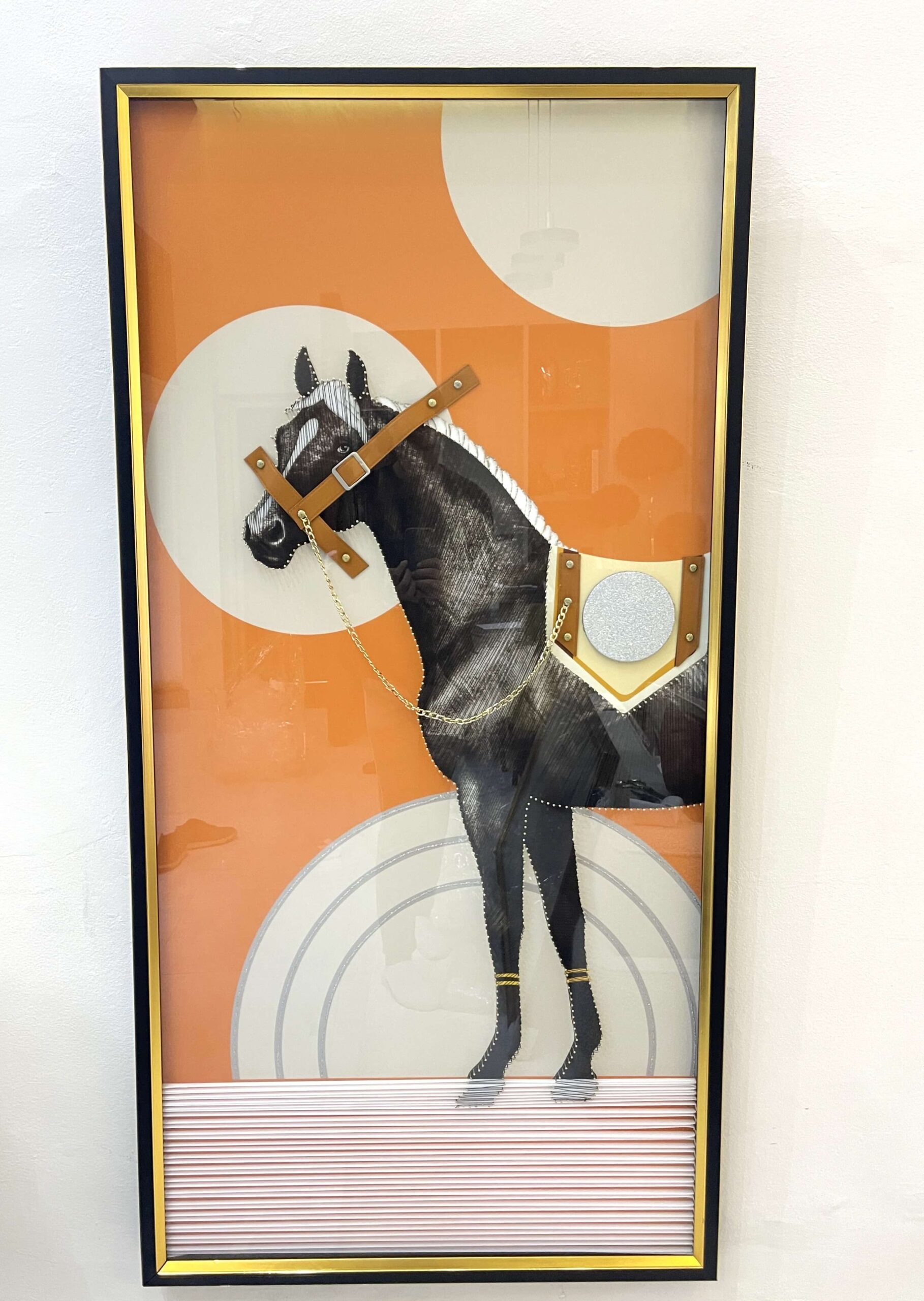 Tableau 3D Grand Format 160x80 cm - Décoration Murale Cheval Équestre de Luxe, Cuir, Chaîne Dorée et Fond Orange