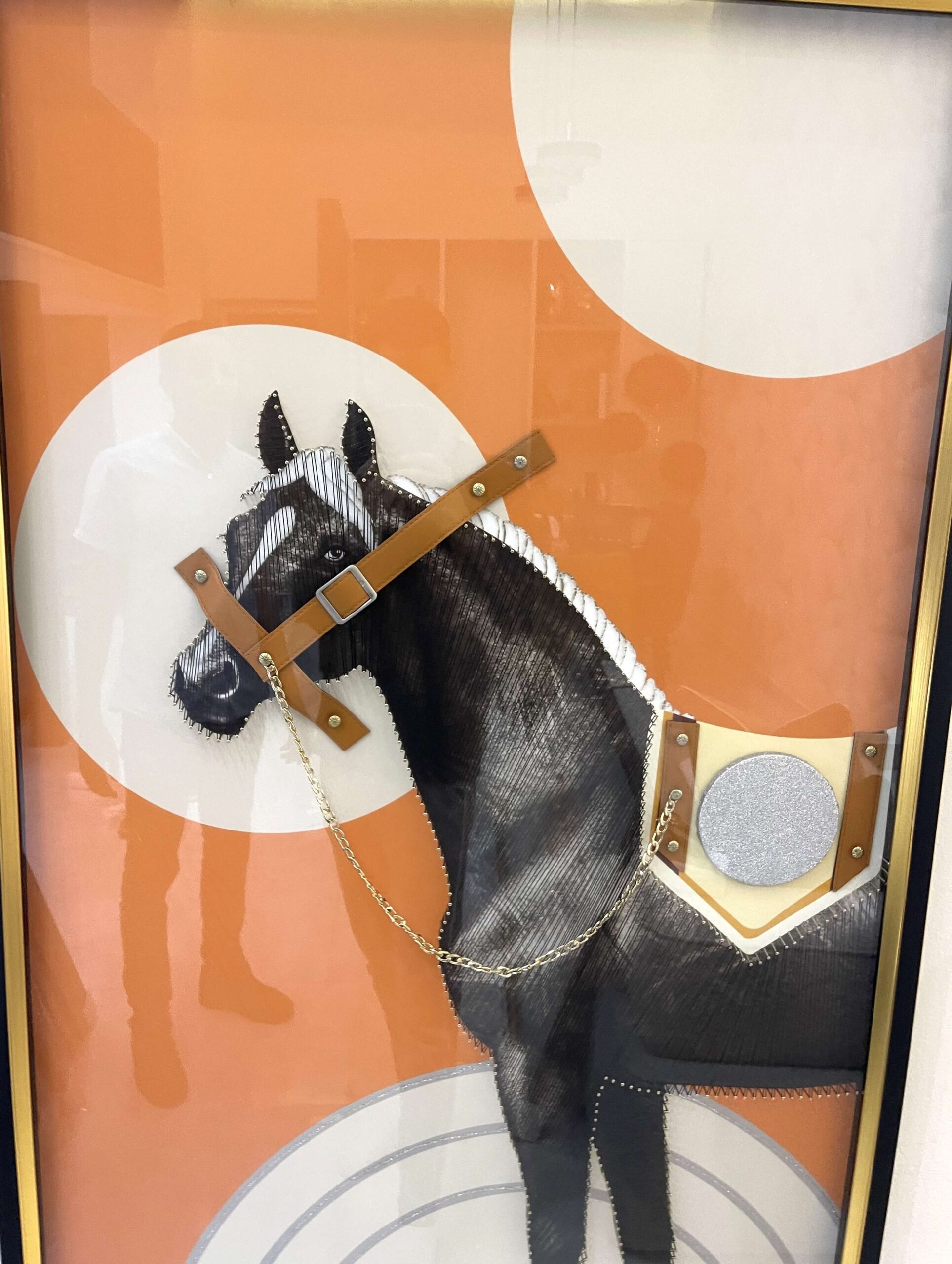 Tableau 3D Grand Format 160x80 cm - Décoration Murale Cheval Équestre de Luxe, Cuir, Chaîne Dorée et Fond Orange – Image 4