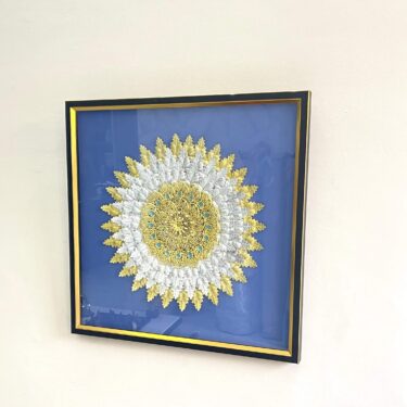 Tableau 3D Carré 80x80 cm - Décoration Murale Mandala Feuillage Or et Argent, Pierres Turquoises sur Fond Bleu Roi