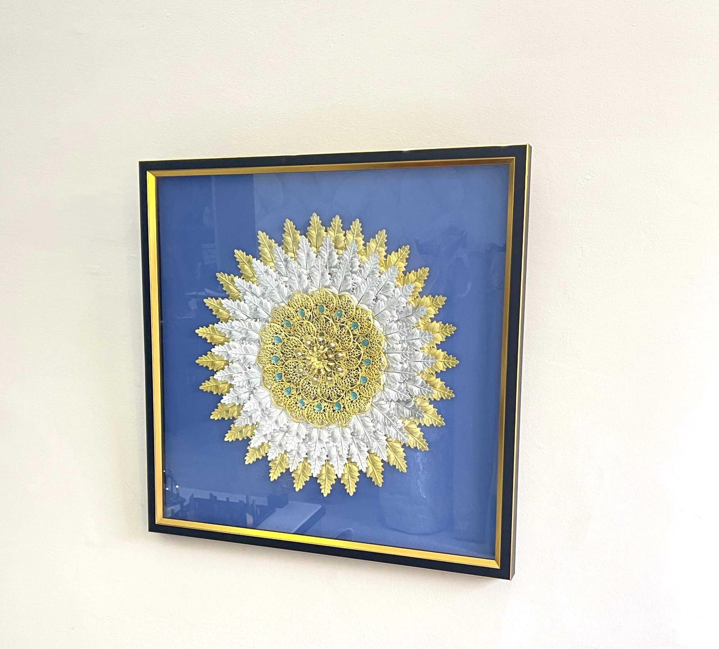 Tableau 3D Carré 80x80 cm - Décoration Murale Mandala Feuillage Or et Argent, Pierres Turquoises sur Fond Bleu Roi