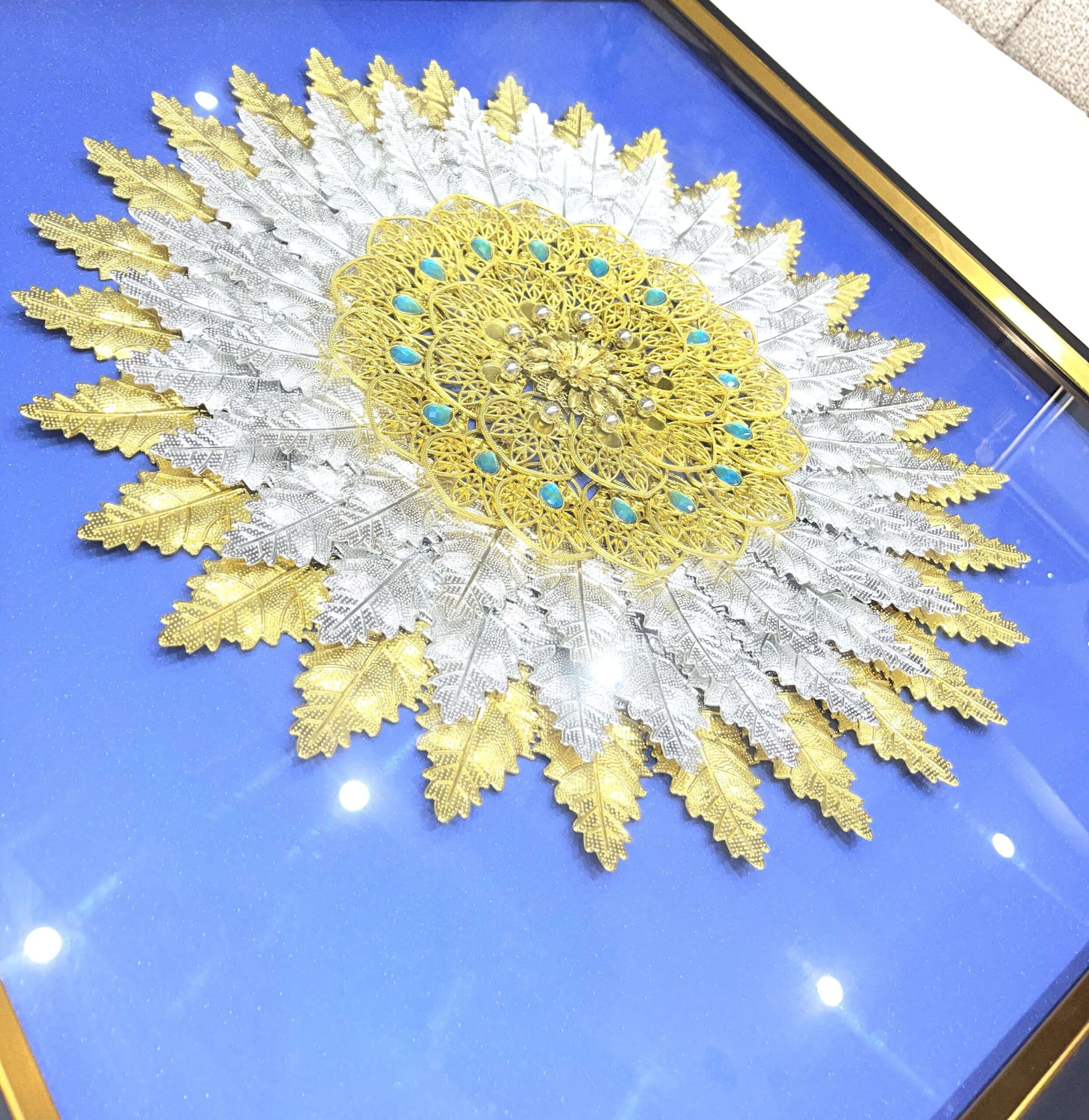 Tableau 3D Carré 80x80 cm - Décoration Murale Mandala Feuillage Or et Argent, Pierres Turquoises sur Fond Bleu Roi – Image 3