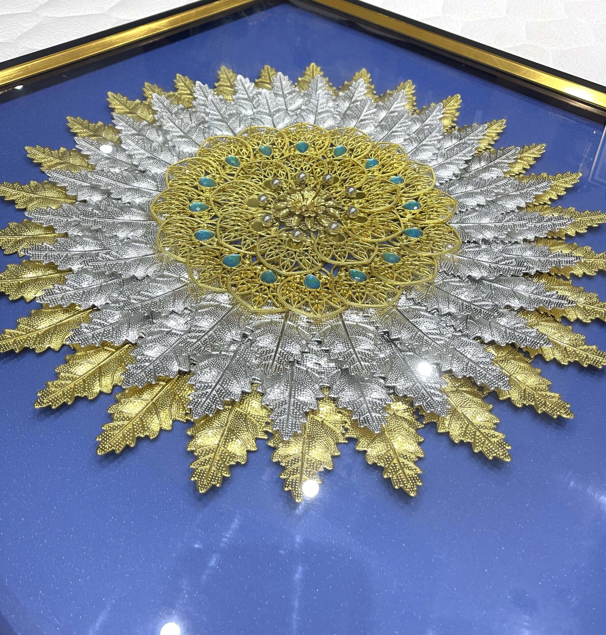 Tableau 3D Carré 80x80 cm - Décoration Murale Mandala Feuillage Or et Argent, Pierres Turquoises sur Fond Bleu Roi – Image 4