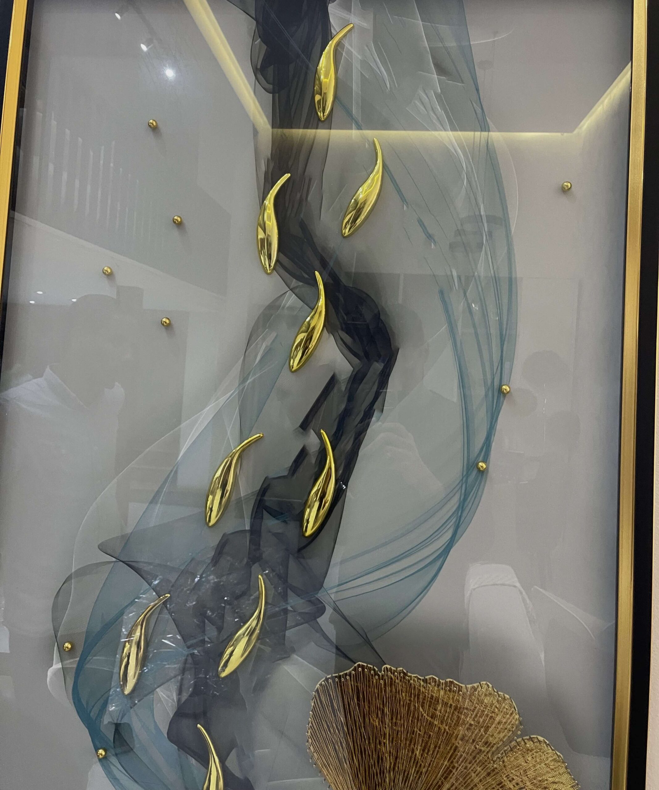 Tableau 3D Grand Format 160x80 cm - Décoration Murale Ginkgo Biloba en Fils Tendus, Poissons Dorés et Voiles Aquatiques Bleus – Image 5