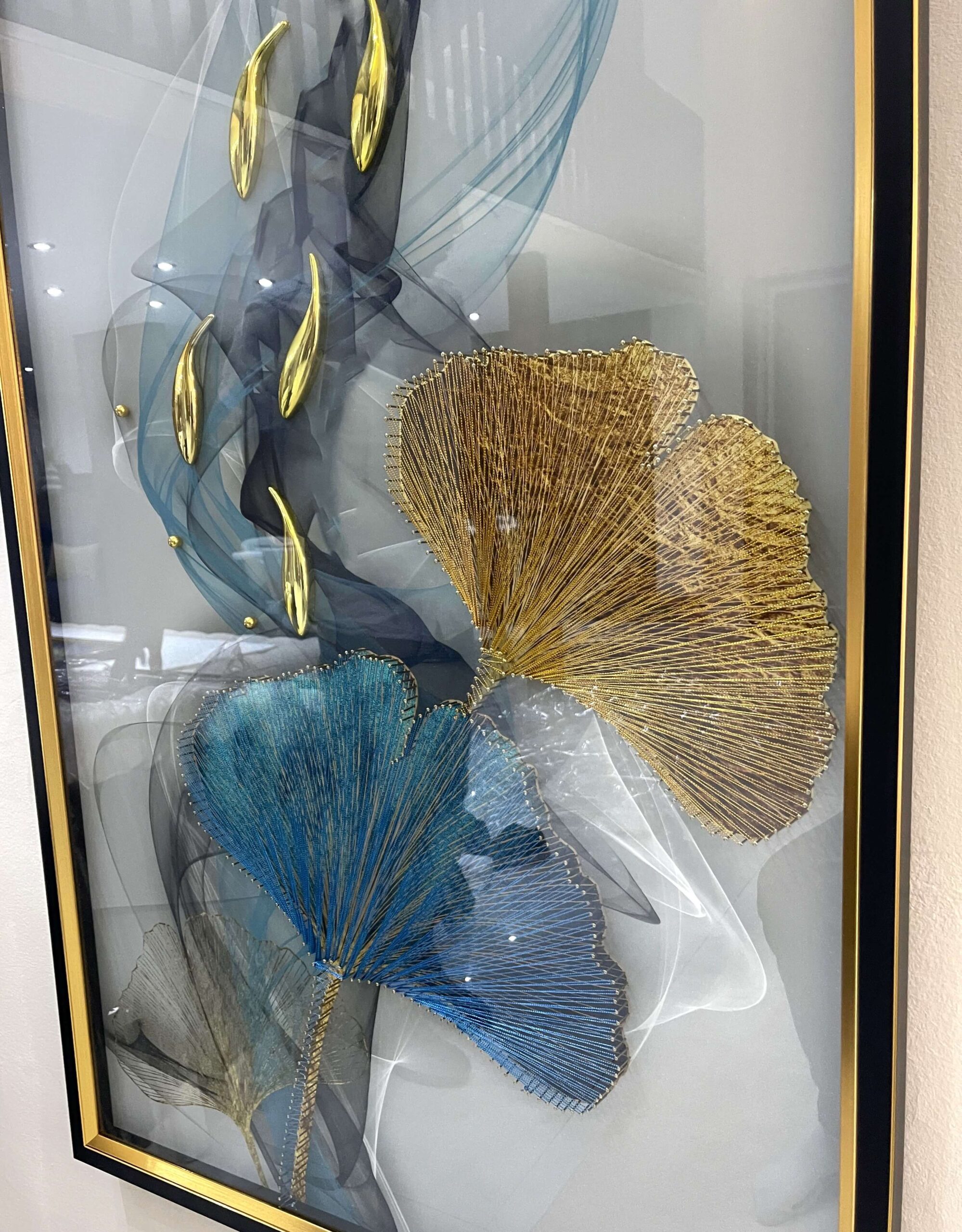 Tableau 3D Grand Format 160x80 cm - Décoration Murale Ginkgo Biloba en Fils Tendus, Poissons Dorés et Voiles Aquatiques Bleus – Image 4