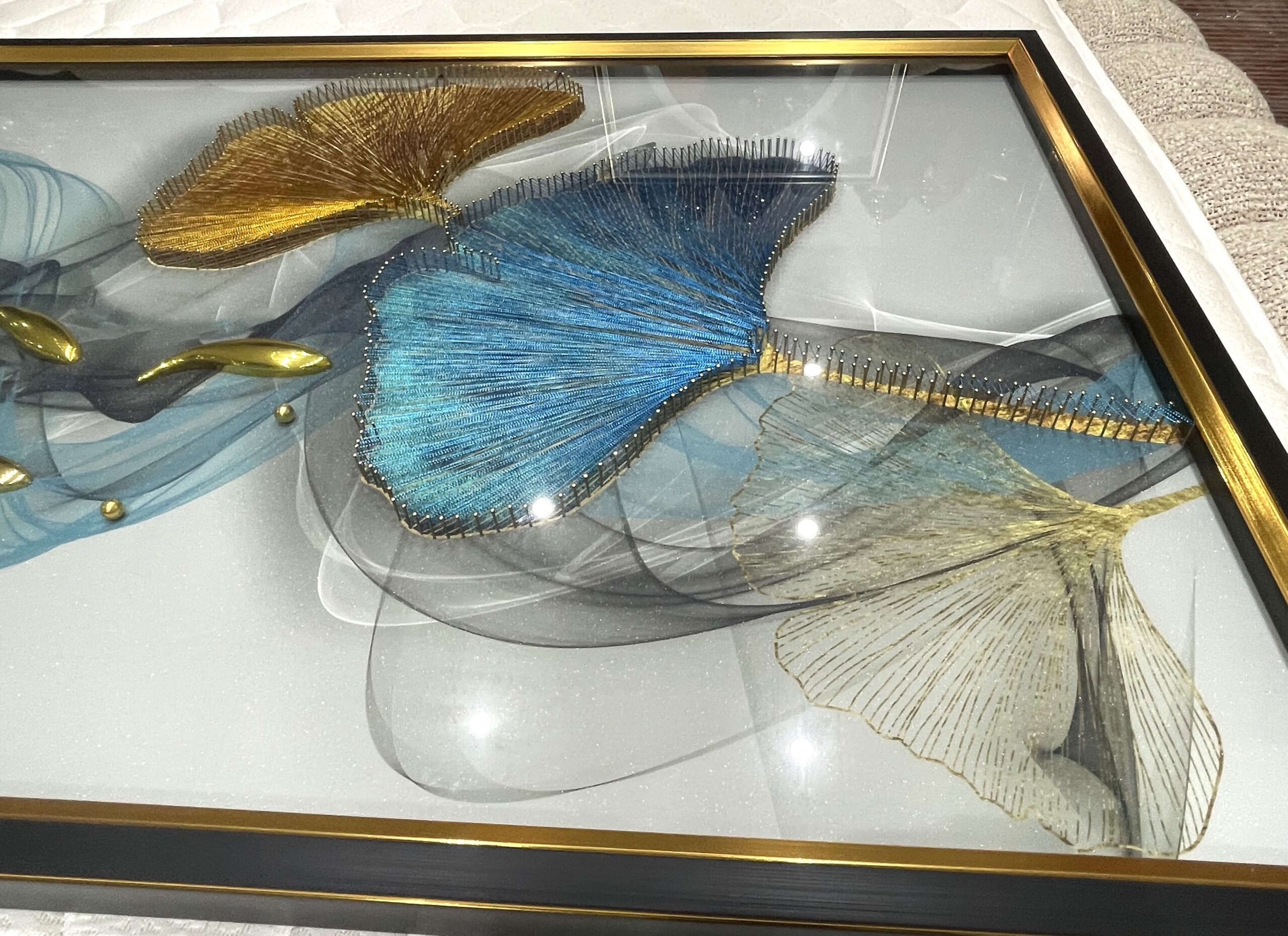 Tableau 3D Grand Format 160x80 cm - Décoration Murale Ginkgo Biloba en Fils Tendus, Poissons Dorés et Voiles Aquatiques Bleus – Image 3