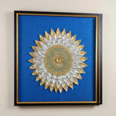 Tableau – 80x80 cm – Broderie de Plumes Argent & Or sur Bleu Royal