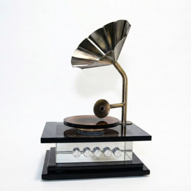 Gramophone Décoratif – Fusion Acrylique, Laiton & Argent