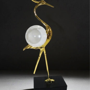 Sculpture Héron Royal Doré avec Sphère de Cristal