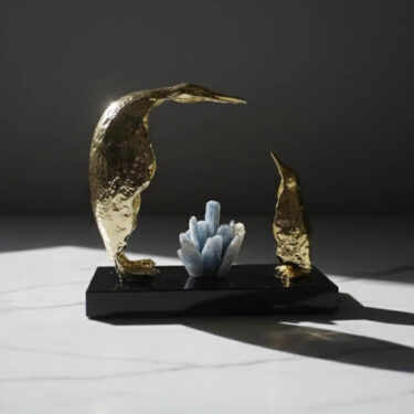 Sculpture Duo de Pingouins Dorés et Cristal de Roche Bleu