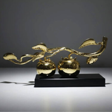 Sculpture Horizontale "Duo de Pommes Dorées sur Branche"