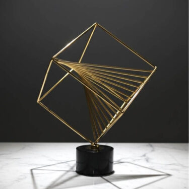 Sculpture Géométrique Cube "Perspective" en Métal Doré