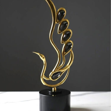 Sculpture Paon Royal Doré avec Cristaux Noirs Facettés