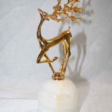 Sculpture Cerf Royal Doré "Éveil Printanier" sur Socle en Onyx Blanc