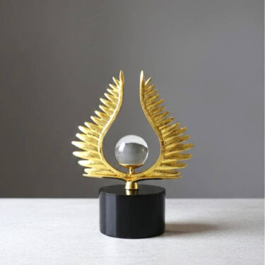 Sculpture "L’Envol" - Ailes Dorées et Orbe de Cristal sur Socle Noir