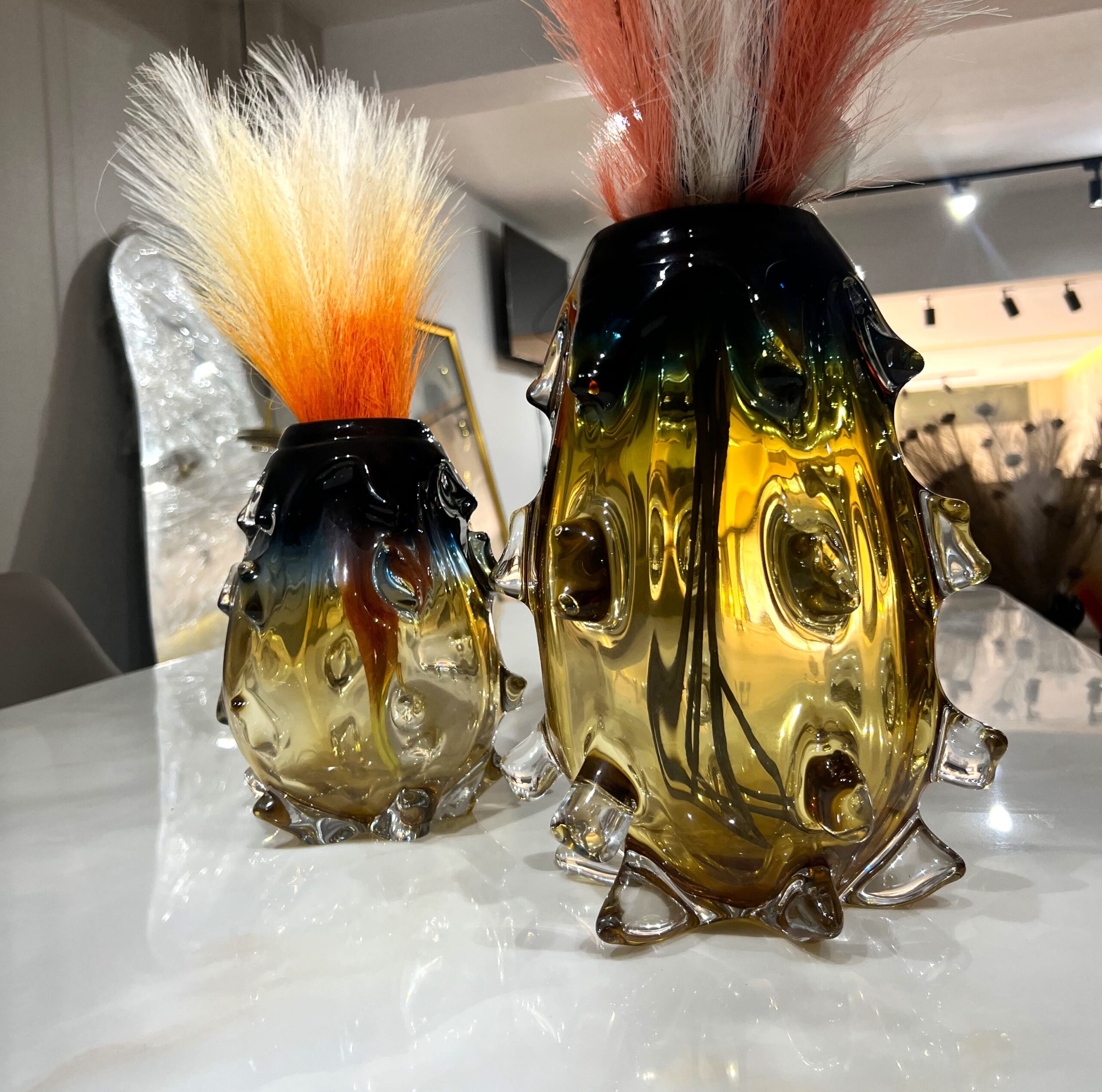 Set de 2 Vases en Verre Artisanal à Picots – Duo Ambré et Bleu Nuit – Image 4