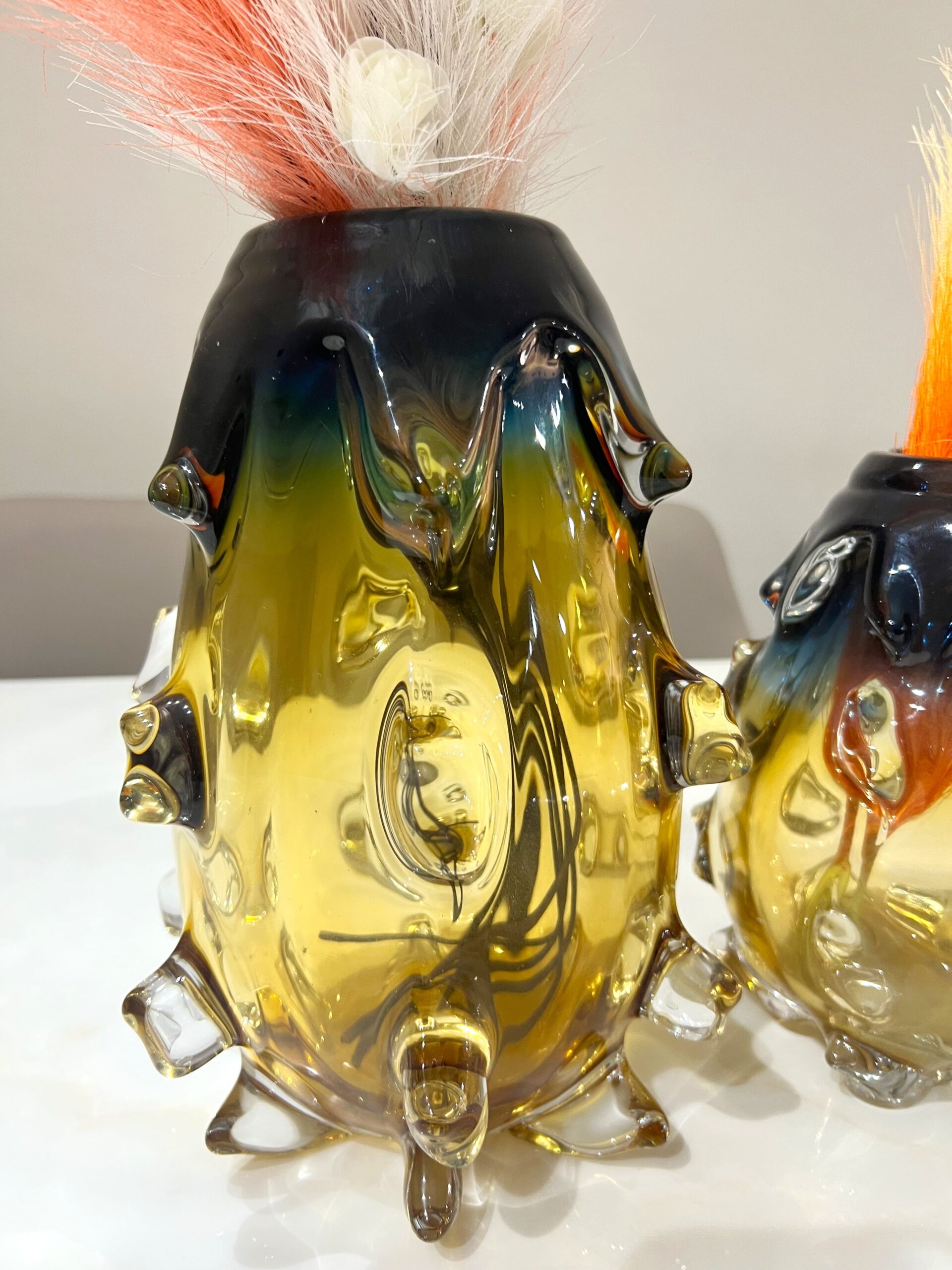 Set de 2 Vases en Verre Artisanal à Picots – Duo Ambré et Bleu Nuit – Image 3
