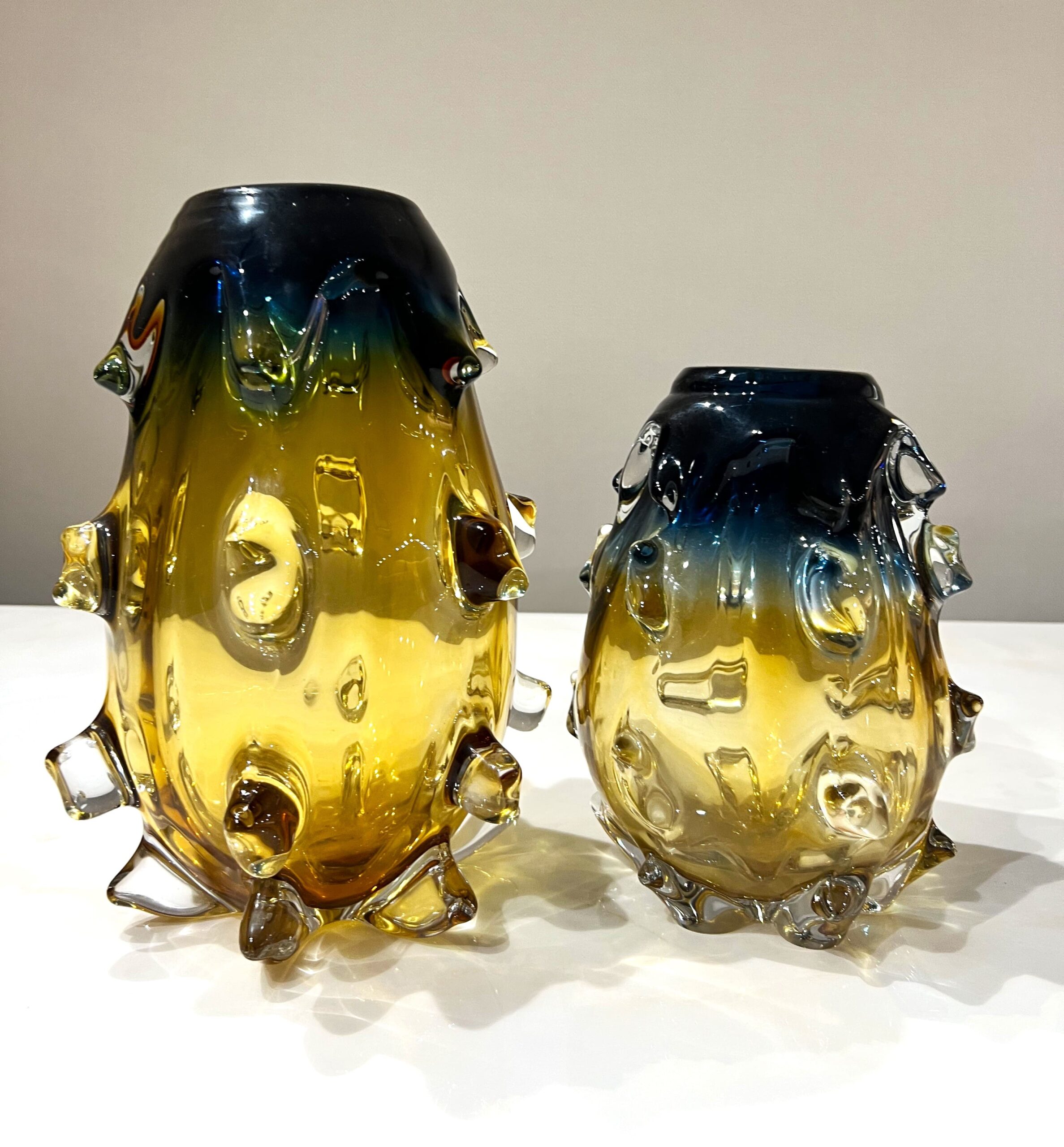 Set de 2 Vases en Verre Artisanal à Picots – Duo Ambré et Bleu Nuit – Image 5