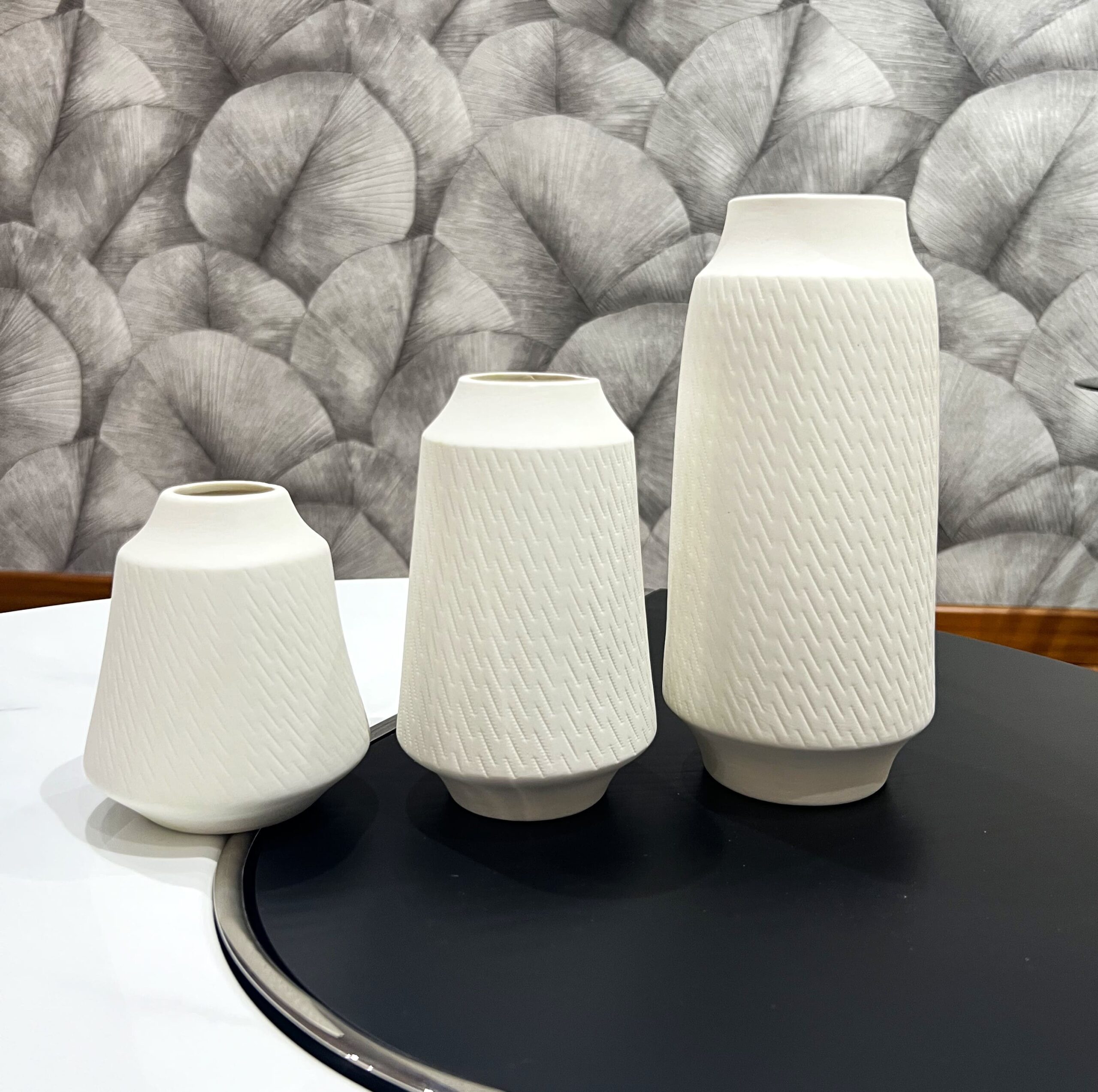 Set de 3 Vases en Céramique Blanche – Trio Minimaliste à Reliefs – Image 3