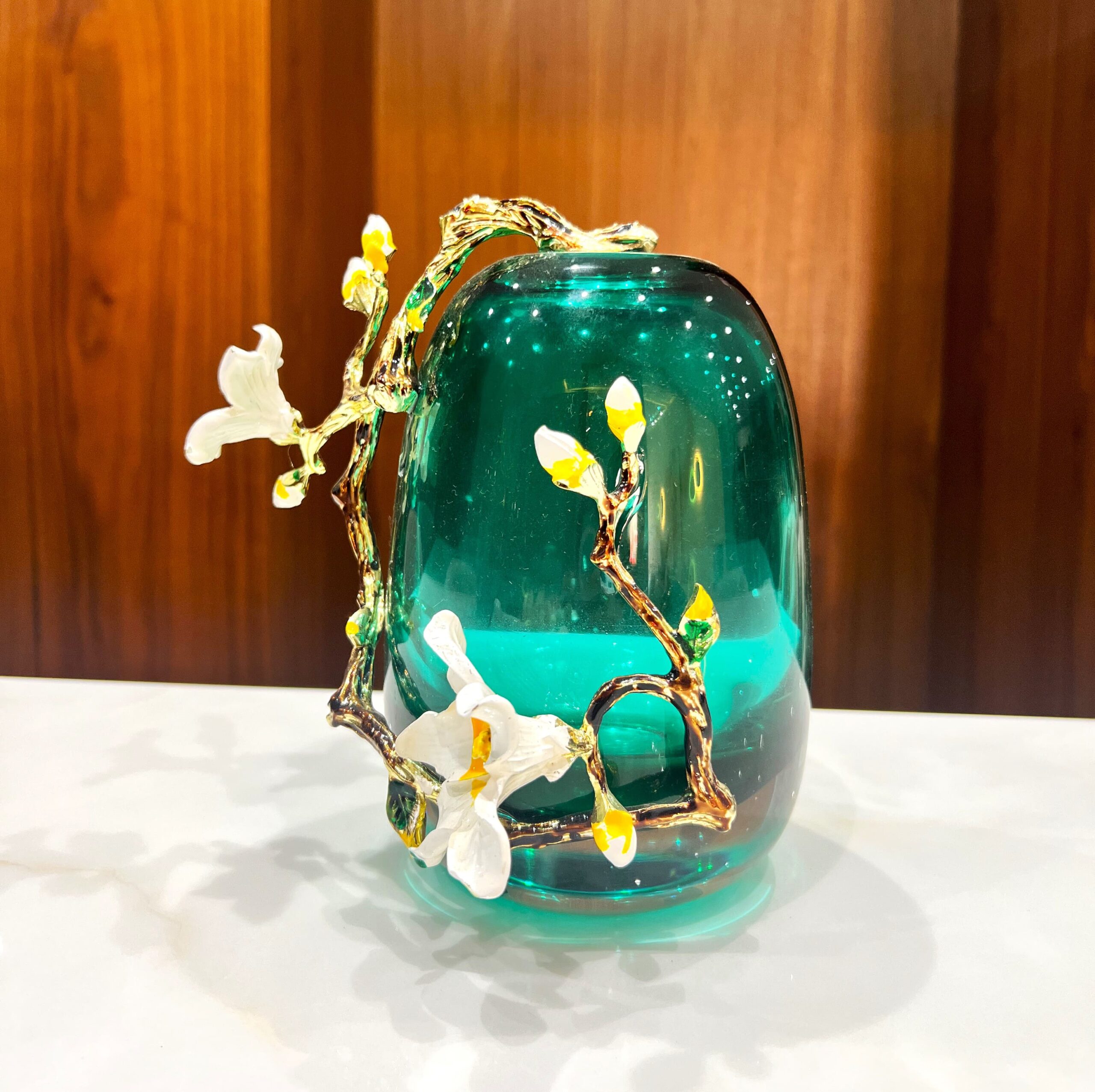 Vase en Verre Émeraude et Sculptures de Fleurs – Image 3