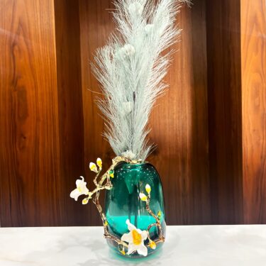 Vase en Verre Émeraude et Sculptures de Fleurs