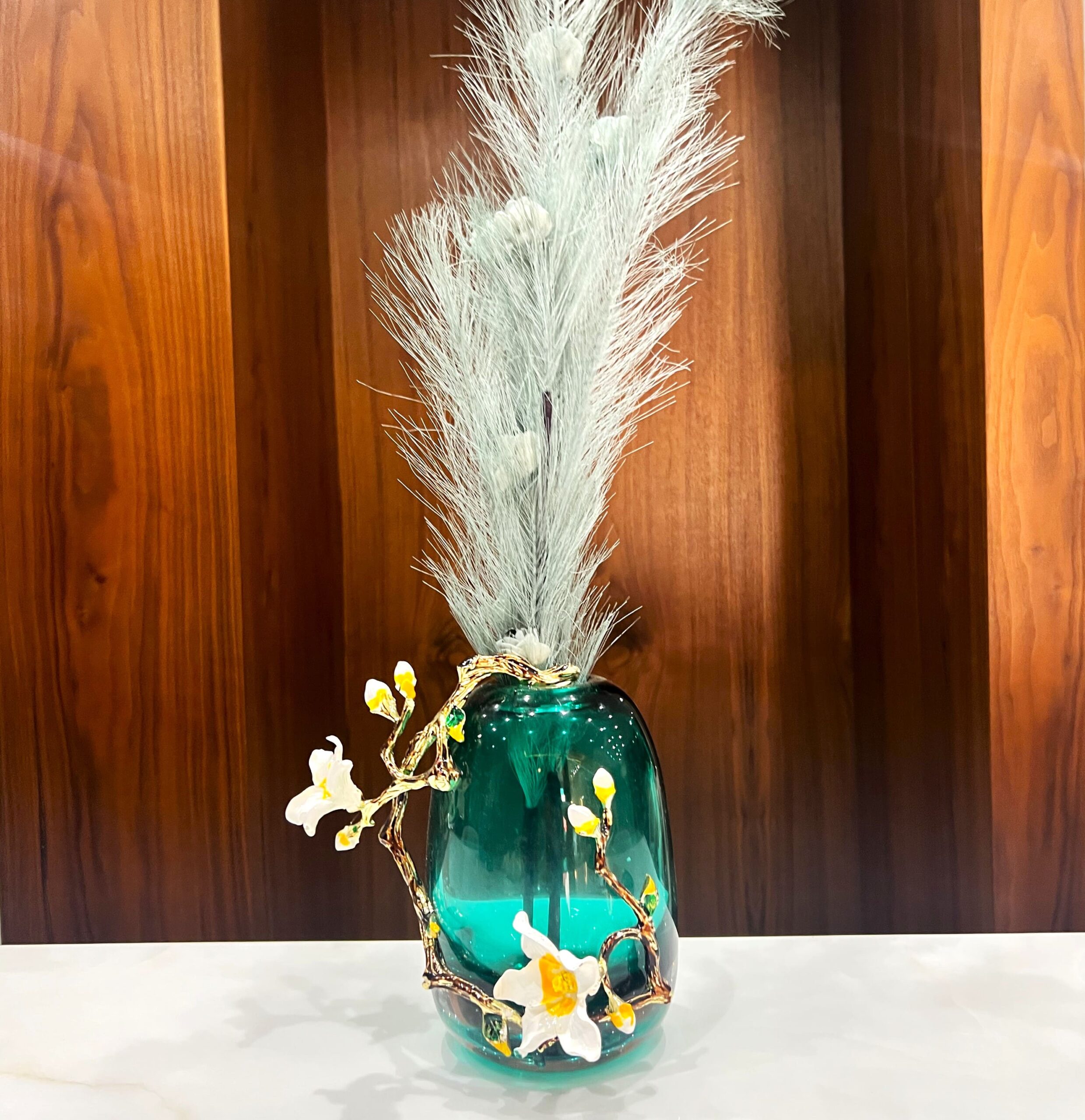 Vase en Verre Émeraude et Sculptures de Fleurs