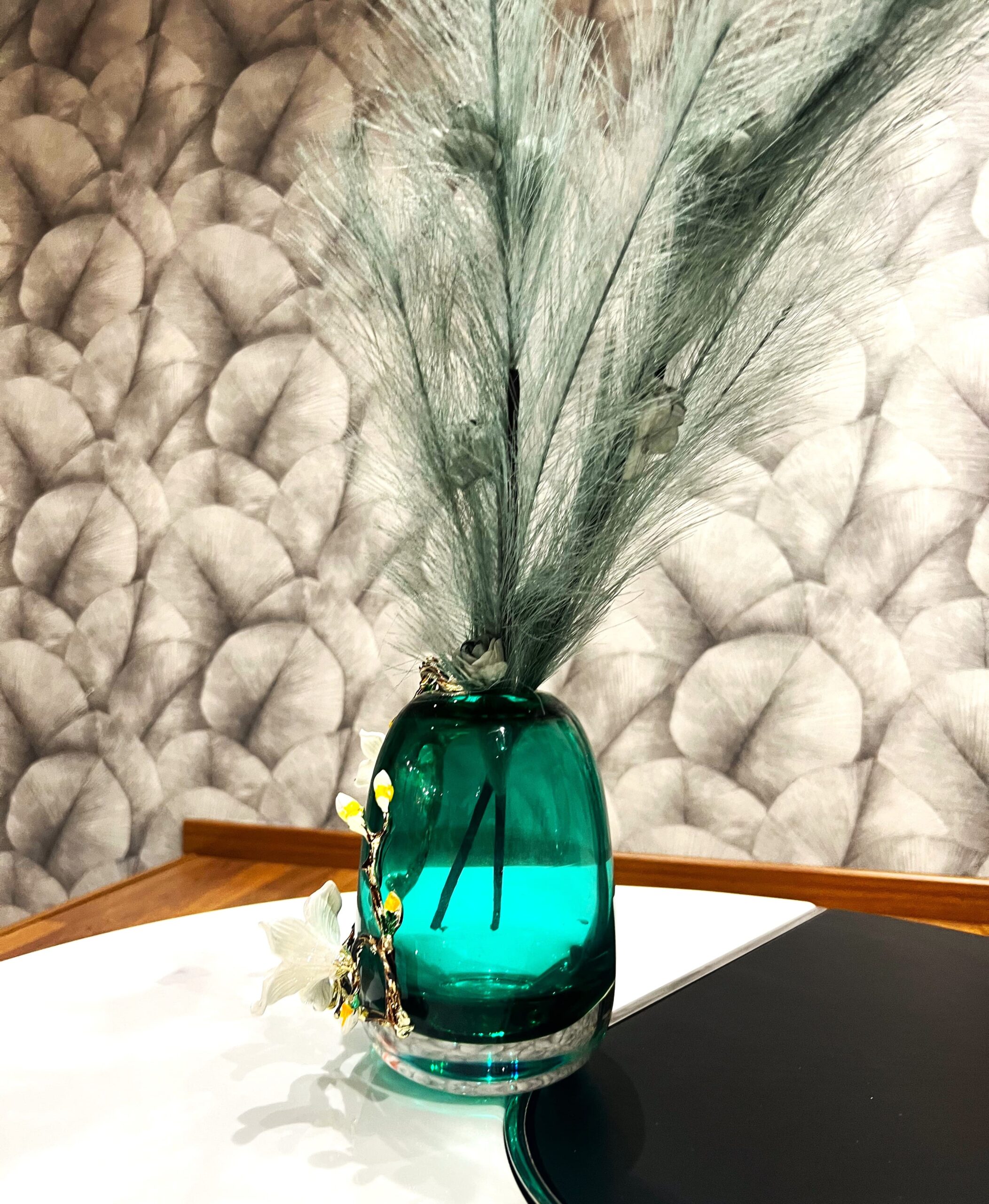 Vase en Verre Émeraude et Sculptures de Fleurs – Image 4