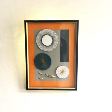 Tableau Murale 3D 80x60 cm - Composition Géométrique Orange, Poissons Dorés et Disques Tissés
