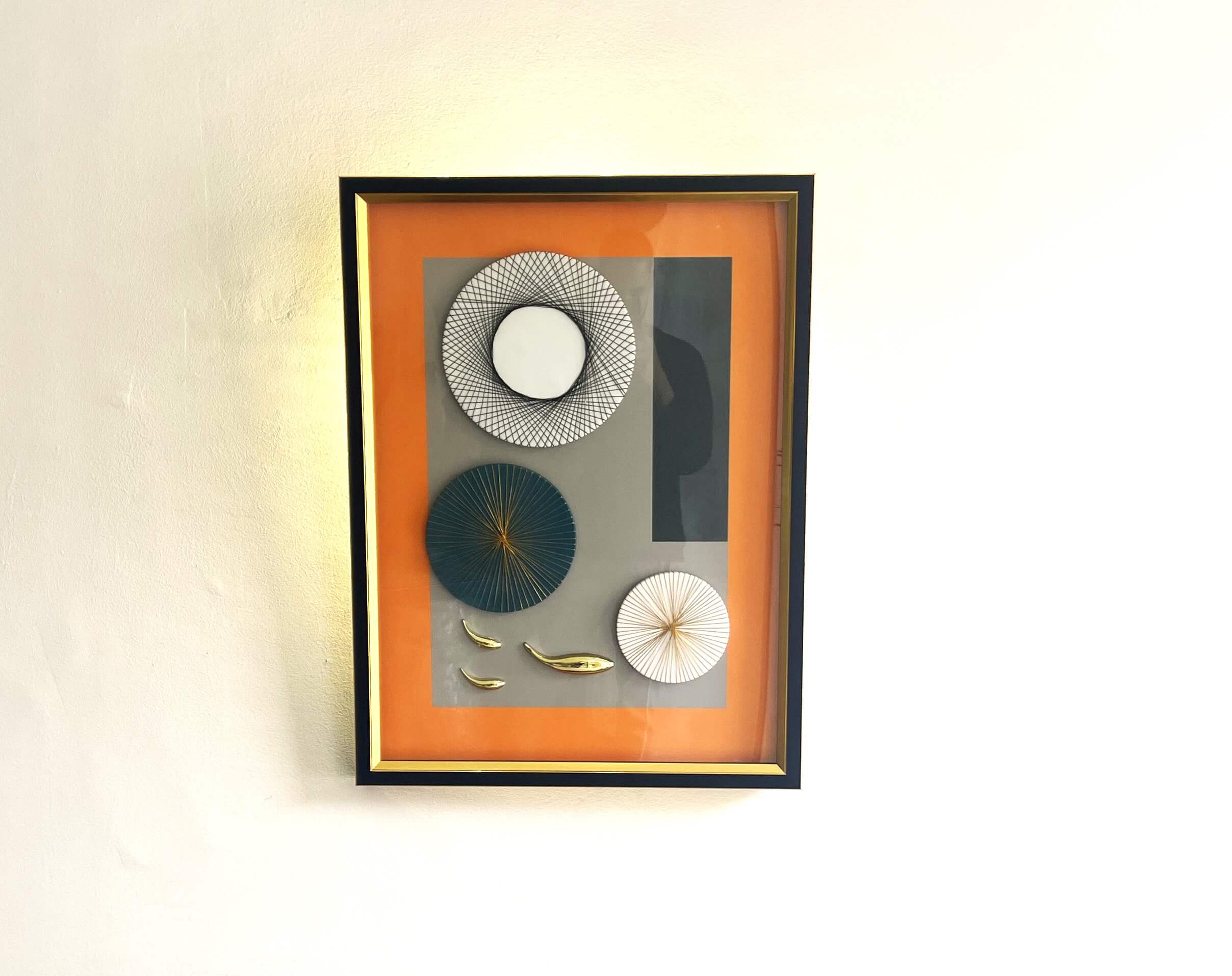 Tableau Murale 3D 80x60 cm - Composition Géométrique Orange, Poissons Dorés et Disques Tissés