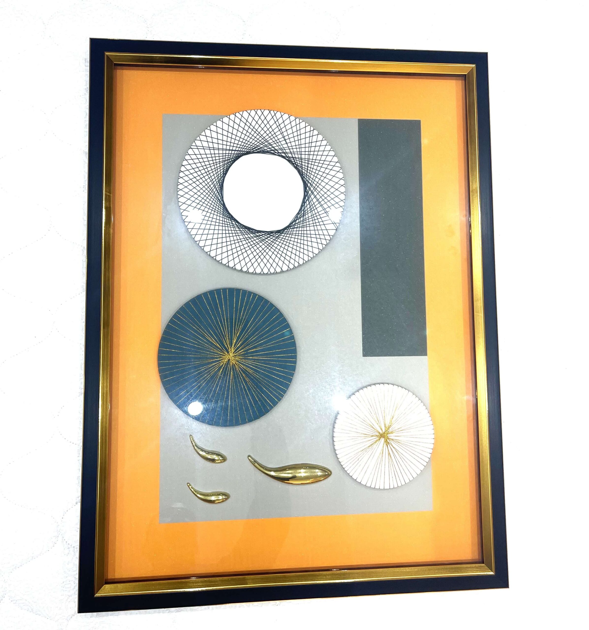 Tableau Murale 3D 80x60 cm - Composition Géométrique Orange, Poissons Dorés et Disques Tissés – Image 4