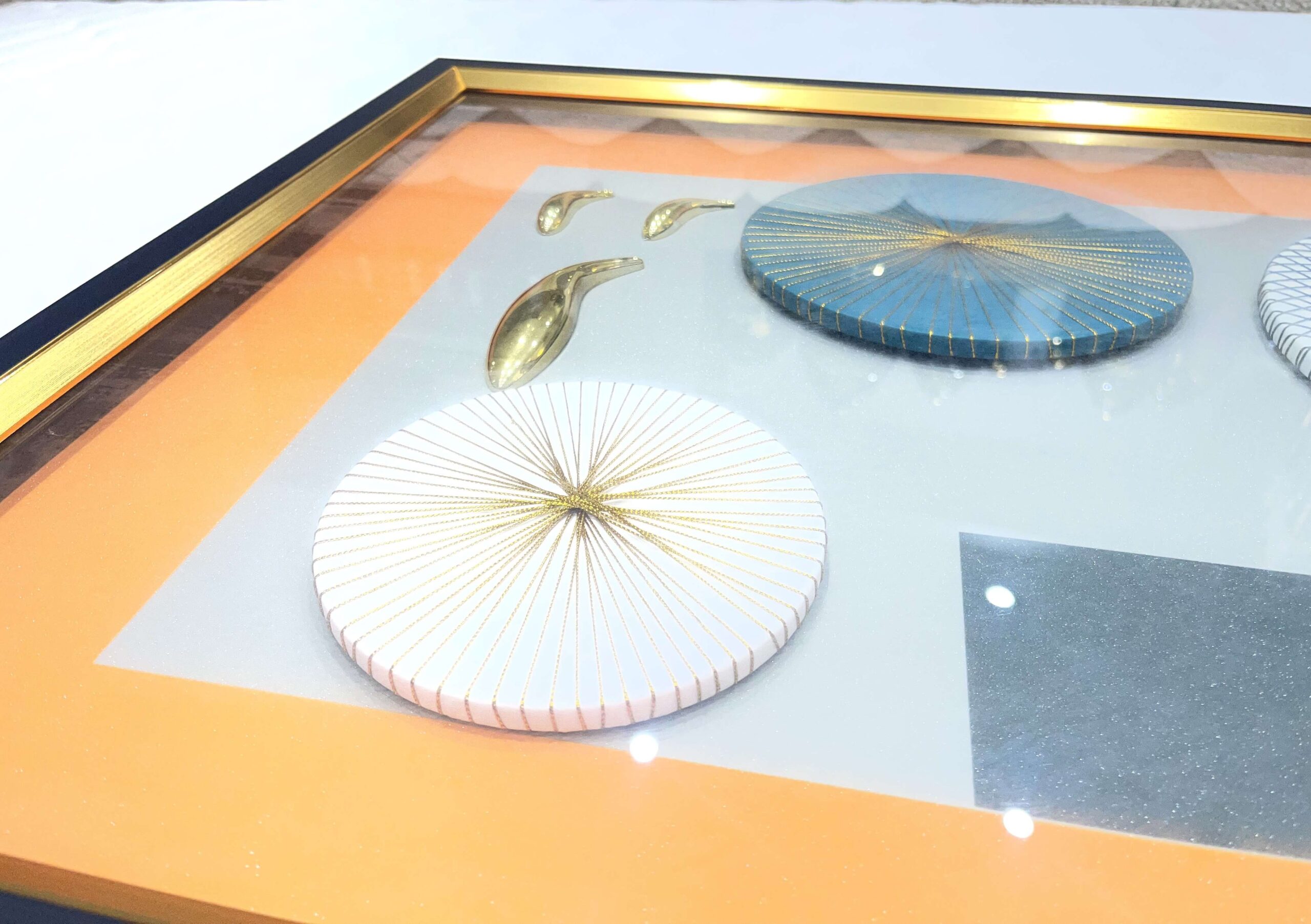 Tableau Murale 3D 80x60 cm - Composition Géométrique Orange, Poissons Dorés et Disques Tissés – Image 3
