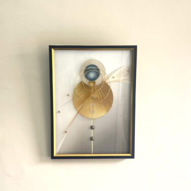 Tableau 3D 80x60 cm - Décoration Murale Abstraite Fils Tendus Or & Argent avec Anneaux Métalliques et Billes Dorées