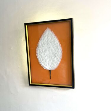 Tableau 3D 80x60 cm - Décoration Murale Plume Sculptée Blanche & Fond Orange Vif avec Cadre Noir et Or