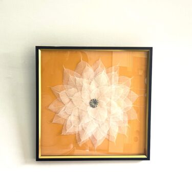 Tableau Carré 3D 80x80 cm - Décoration Murale Fleur Squelette Blanche et Fond Orange Ambré avec Cœur Bijou