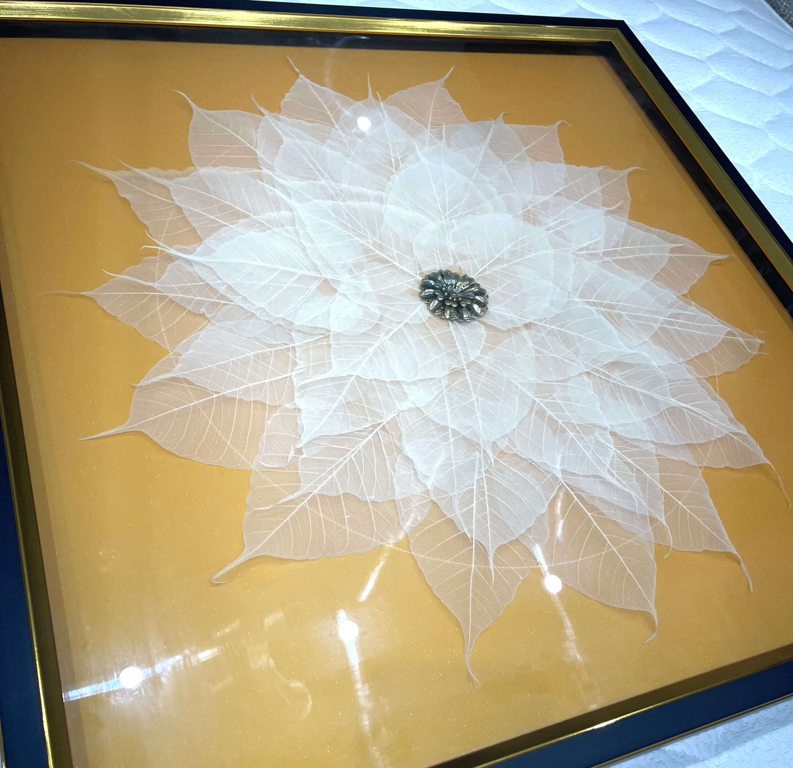 Tableau Carré 3D 80x80 cm - Décoration Murale Fleur Squelette Blanche et Fond Orange Ambré avec Cœur Bijou – Image 4