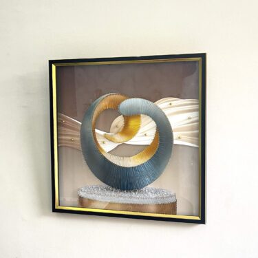 Tableau Carré 3D 80x80 cm - Décoration Murale Abstraite Tissée Spirale Bleu Canard & Or avec Socle Cristaux
