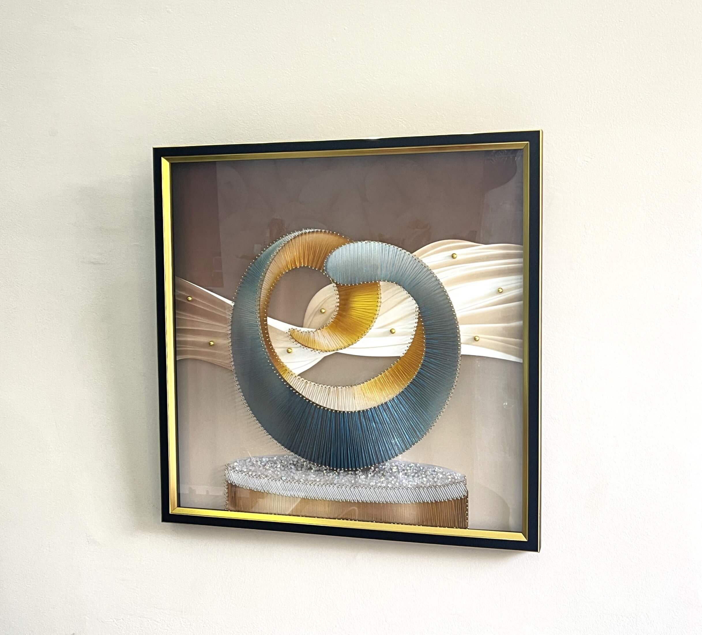 Tableau Carré 3D 80x80 cm - Décoration Murale Abstraite Tissée Spirale Bleu Canard & Or avec Socle Cristaux