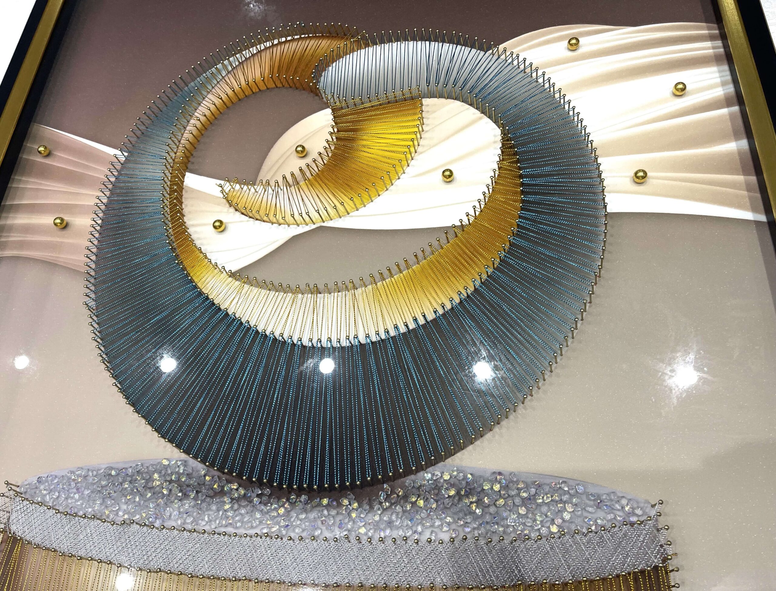 Tableau Carré 3D 80x80 cm - Décoration Murale Abstraite Tissée Spirale Bleu Canard & Or avec Socle Cristaux – Image 3