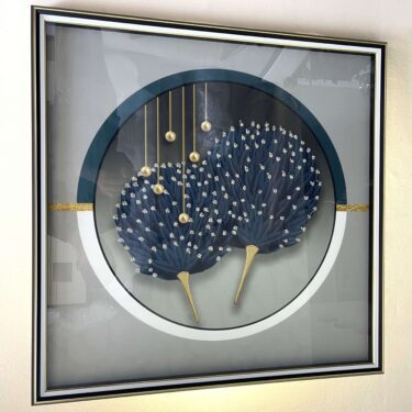 Tableau Carré 3D 80x80 cm - Décoration Murale Éventails Bleu Nuit, Cristaux Scintillants et Billes Dorées